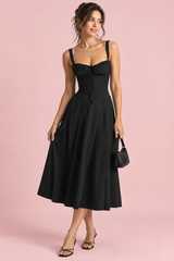 Schwarzes Midikleid in A-Linie mit eckigem Ausschnitt