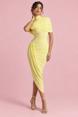Gelbes asymmetrisches Midikleid mit gedrehtem Cape