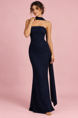 Figurbetontes dunkelblaues Spitzen-Maxikleid mit Bandeau-Oberteil und Schal-Detail