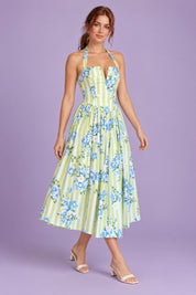 Robe longue vert clair dos nu à rayures et motifs floraux | Vue en mouvement | Lounelle Paris