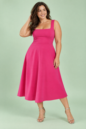 Robe midi rose vif à fines bretelles et jupe évasée | Porté sur une silhouette plus ronde | Lounelle Paris