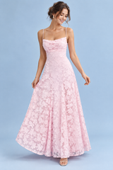 Rosa Maxikleid mit Wasserfallausschnitt und Blumenmuster