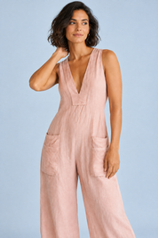 Combinaison rose à encolure V et jambes larges | Vue rapprochée | Lounelle Paris