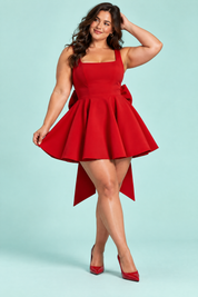 Robe patineuse courte rouge à col américain | Porté sur une silhouette plus ronde | Lounelle Paris