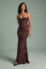 Braunes Maxikleid mit Blumenstickerei