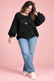 Pull noir oversize ajouré à col bateau | Porté sur une silhouette plus ronde | Lounelle Paris