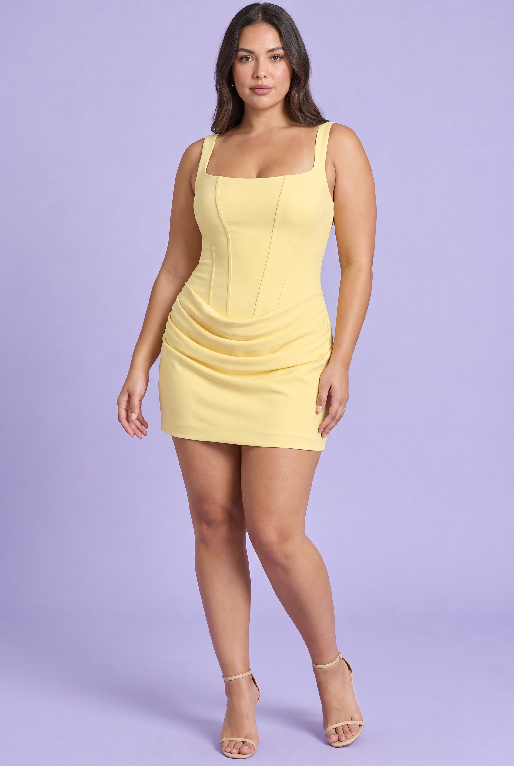 Robe courte jaune à fronces et décolleté carré | Porté sur une autre silhouette | Lounelle Paris
