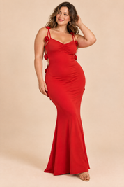 Robe longue rouge ornée d'applications florales | Porté sur une silhouette plus ronde | Lounelle Paris
