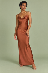 Braunes Satin-Maxikleid mit Wasserfallausschnitt und schmalen Trägern