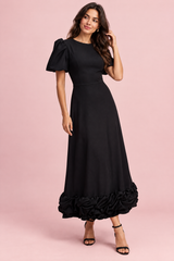 Schwarzes Maxikleid mit Puffärmeln und Volantsaum