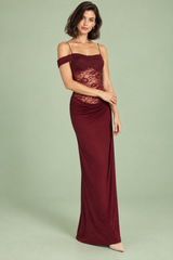 Bordeauxrotes Maxikleid mit Spitzeneinsätzen