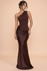 Braunes asymmetrisches Maxikleid mit Raffungen