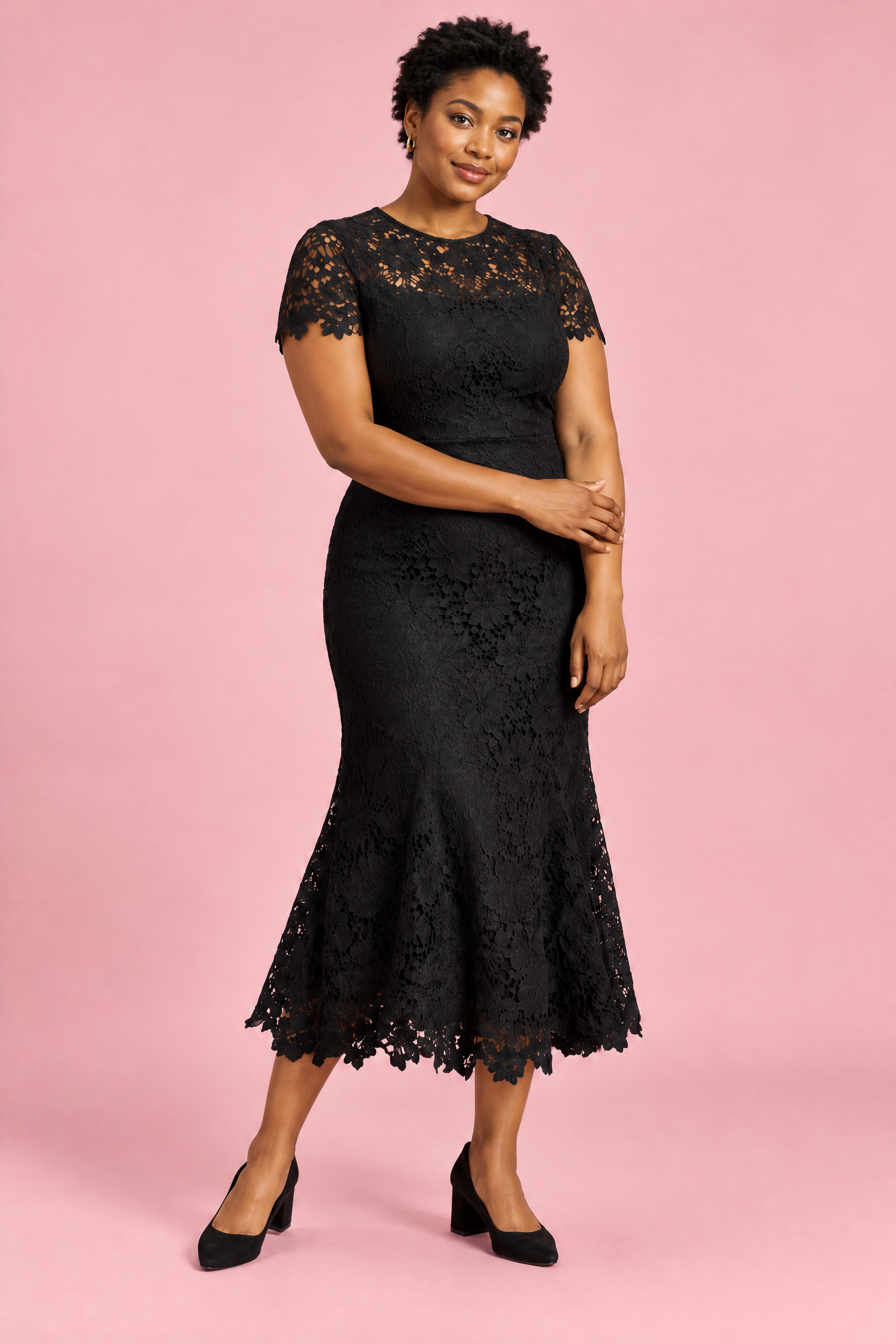Robe midi noire en dentelle à manches courtes | Porté sur une silhouette plus ronde | Lounelle Paris