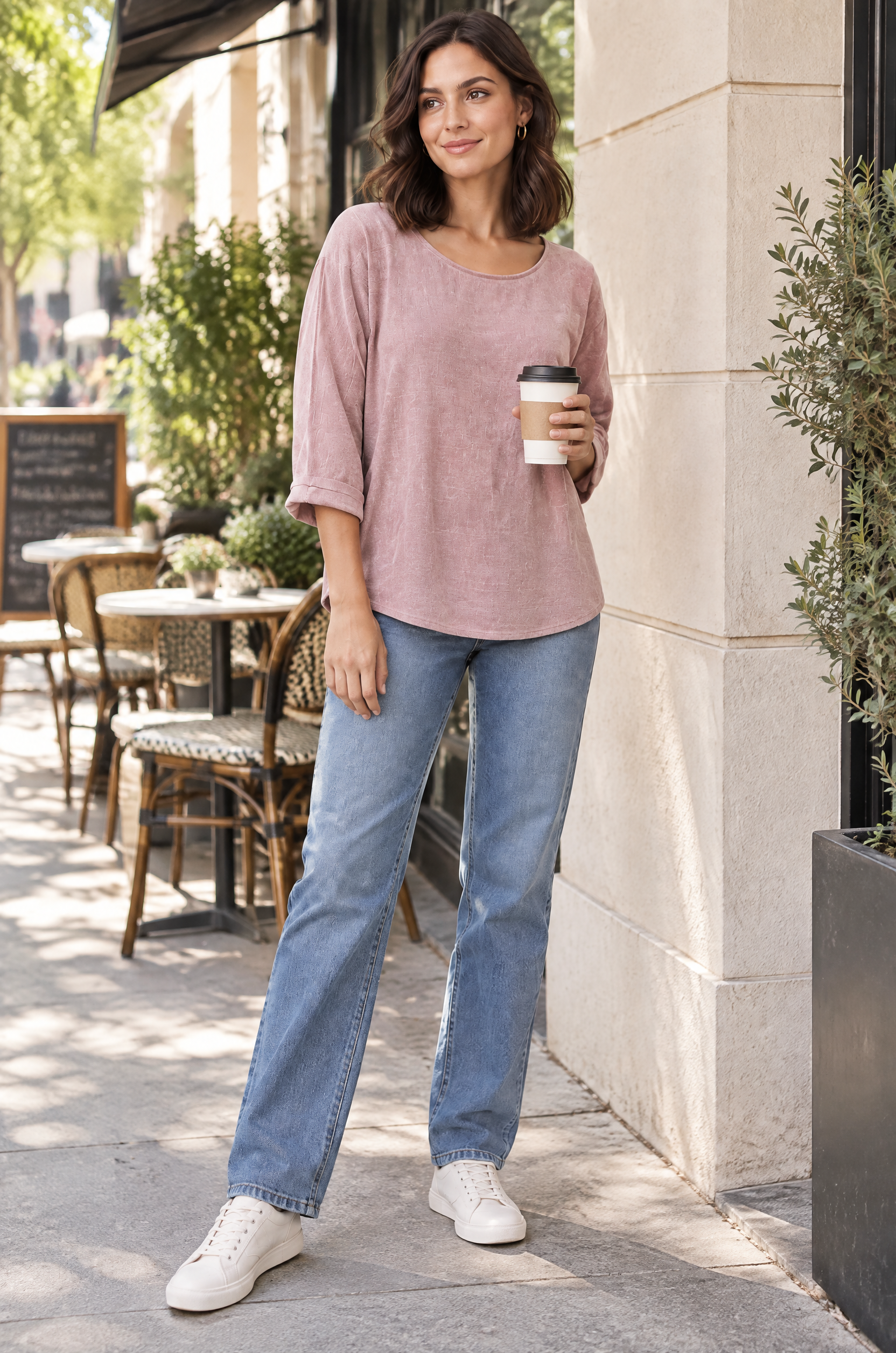 T-shirt rose poudré à manches trois-quarts, coupe décontractée | Photo lifestyle | Lounelle Paris