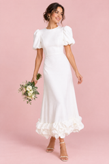 Weißes Maxikleid mit Puffärmeln und Volantsaum