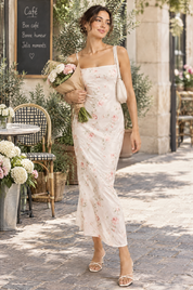 Robe longue blanc cassé à imprimé floral et sequins, col carré | Photo lifestyle | Lounelle Paris