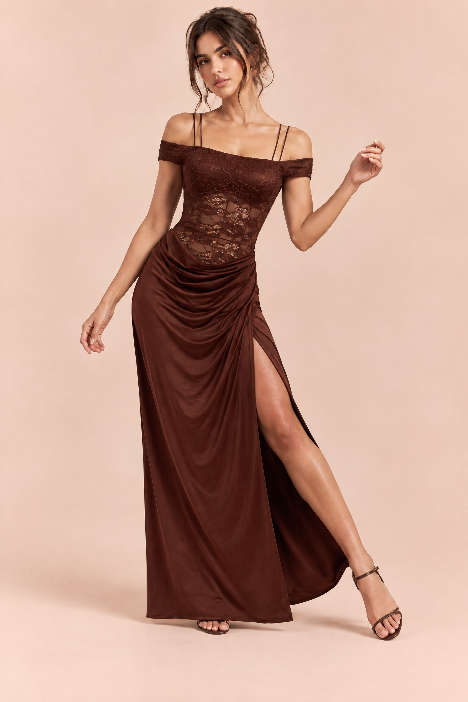Robe longue marron en dentelle froncée | Vue en mouvement | Lounelle Paris