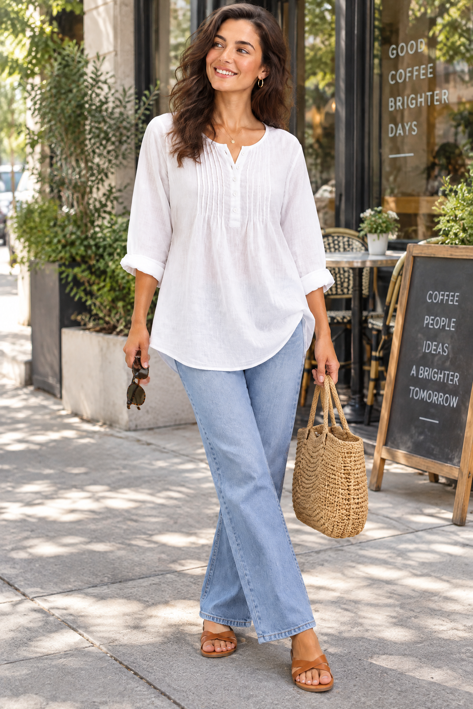 Blouse blanche en coton à col rond et patte de boutonnage plissée | Photo lifestyle | Lounelle Paris