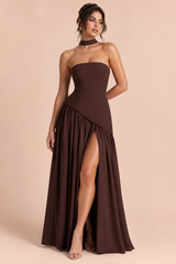 Dunkelbraunes Maxikleid mit asymmetrischem Ausschnitt