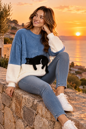 Pull oversize bleu à motif chat | Deuxième photo lifestyle | Lounelle Paris