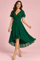 Dunkelgrünes High-Low-Kleid mit Schmetterlingsärmeln