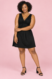 Robe courte noire en broderie à encolure V plongeante avec détail nœud | Porté sur une silhouette plus ronde | Lounelle Paris
