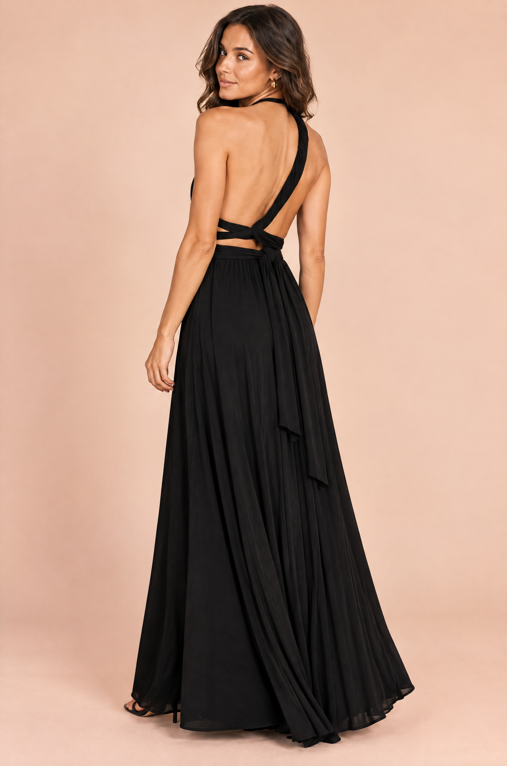Robe longue portefeuille noire à col américain avec détail doré | Vue de dos | Lounelle Paris