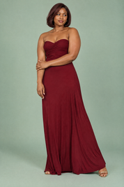 Robe longue portefeuille bordeaux à col américain avec détail doré | Porté sur une silhouette plus ronde | Lounelle Paris