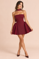 Bordeauxfarbenes Fit-and-Flare-Minikleid mit offenem Rücken