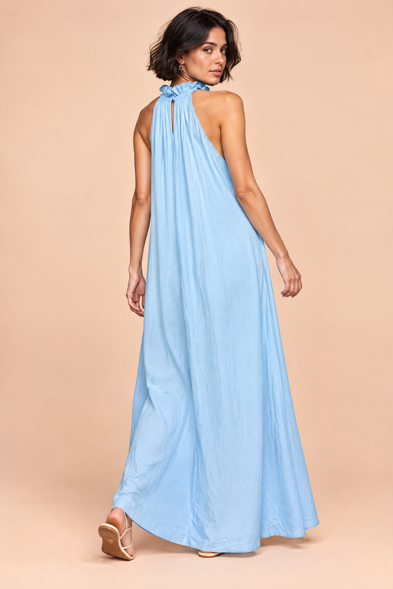 Robe longue bleu clair à volants et encolure américaine | Vue de dos | Lounelle Paris