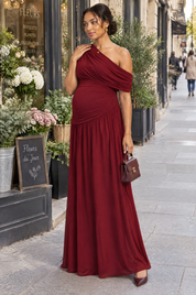 Robe longue de grossesse bordeaux à encolure asymétrique et taille basse | Photo lifestyle | Lounelle Paris