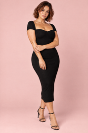Robe midi noire à encolure découpée, épaules dénudées et manches courtes | Porté sur une autre silhouette | Lounelle Paris