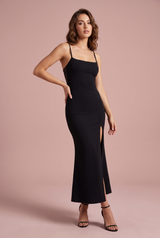 Schwarzes Midikleid mit Spitzeneinsatz und Schlitz