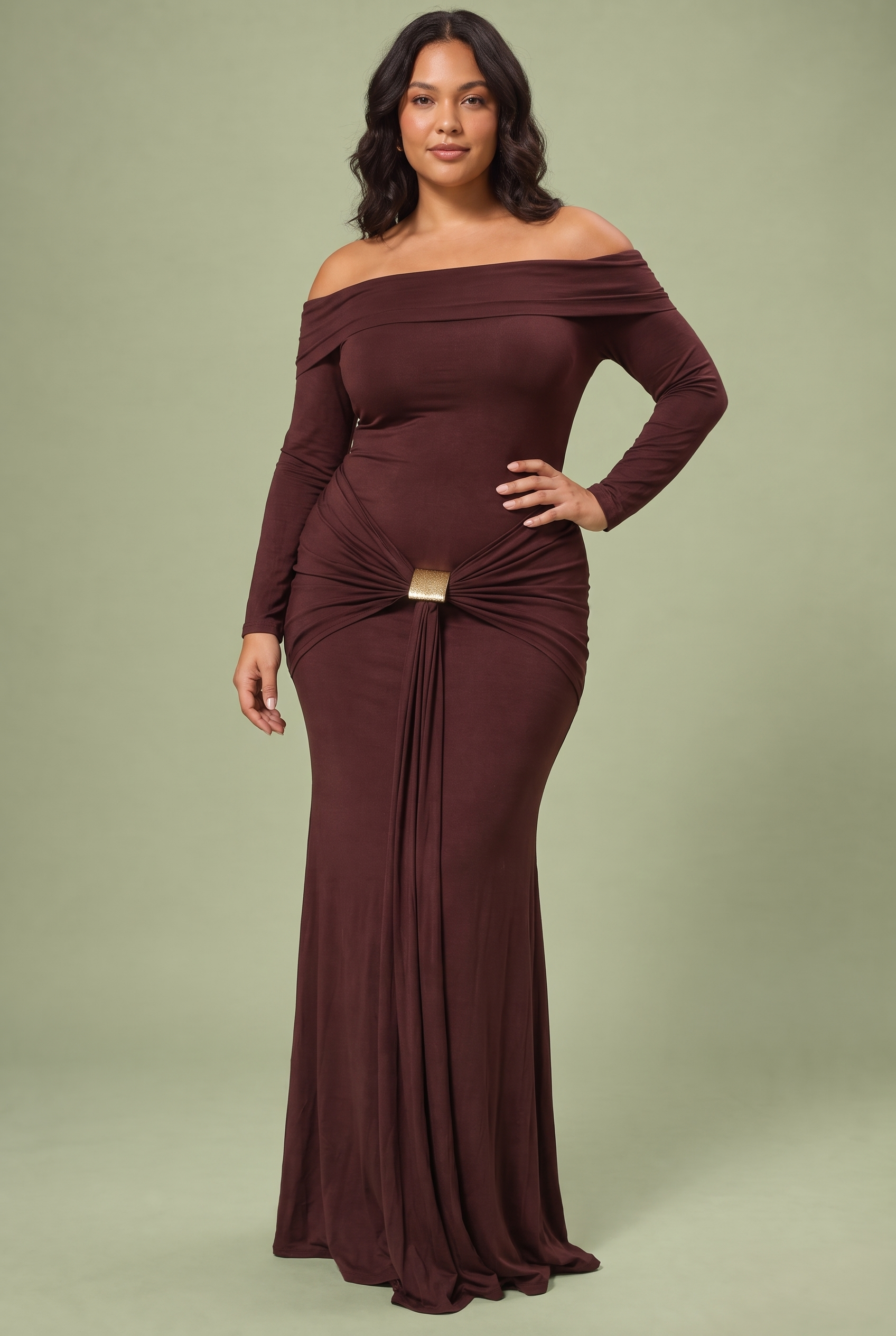 Robe longue bordeaux asymétrique à fronces et drapé | Porté sur une silhouette plus ronde | Lounelle Paris