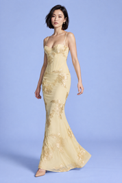 Robe longue jaune à broderies florales | Vue en mouvement | Lounelle Paris