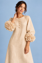 Robe midi beige coupe trapèze à manches bouffantes | Vue rapprochée | Lounelle Paris