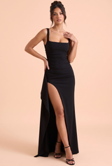 Schwarzes Maxikleid mit eckigem Ausschnitt, tiefem Rückenausschnitt und hohem Seitenschlitz