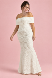 Robe longue blanche en dentelle à encolure Bardot | Porté sur une silhouette plus ronde | Lounelle Paris