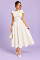Weißes Midi-Kleid mit asymmetrischem Ausschnitt und Schleifendetail am Ärmel
