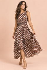 Kaffeebraunes Maxikleid mit Polka-Dots, hochgeschlossenem Ausschnitt und Drapierung