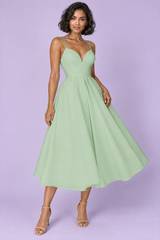 Grünes Midikleid mit Spaghettiträgern und voluminösem Saum