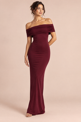 Langes bordeauxfarbenes Bandeaukleid mit Raffungen und offenem Rücken