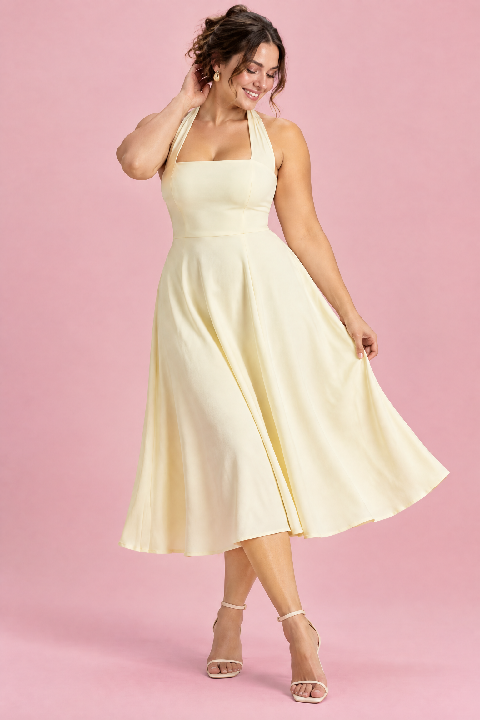 Robe midi patineuse jaune clair à col américain | Porté sur une silhouette plus ronde | Lounelle Paris