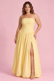 Robe longue jaune froncée sans bretelles | Porté sur une silhouette plus ronde | Lounelle Paris