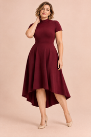 Robe midi asymétrique à col montant rouge foncé | Porté sur une silhouette plus ronde | Lounelle Paris
