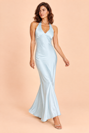 Robe longue bleu poudré à fronces et col V | Vue en mouvement | Lounelle Paris