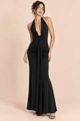 Schwarzes gerafftes Neckholder-Maxikleid