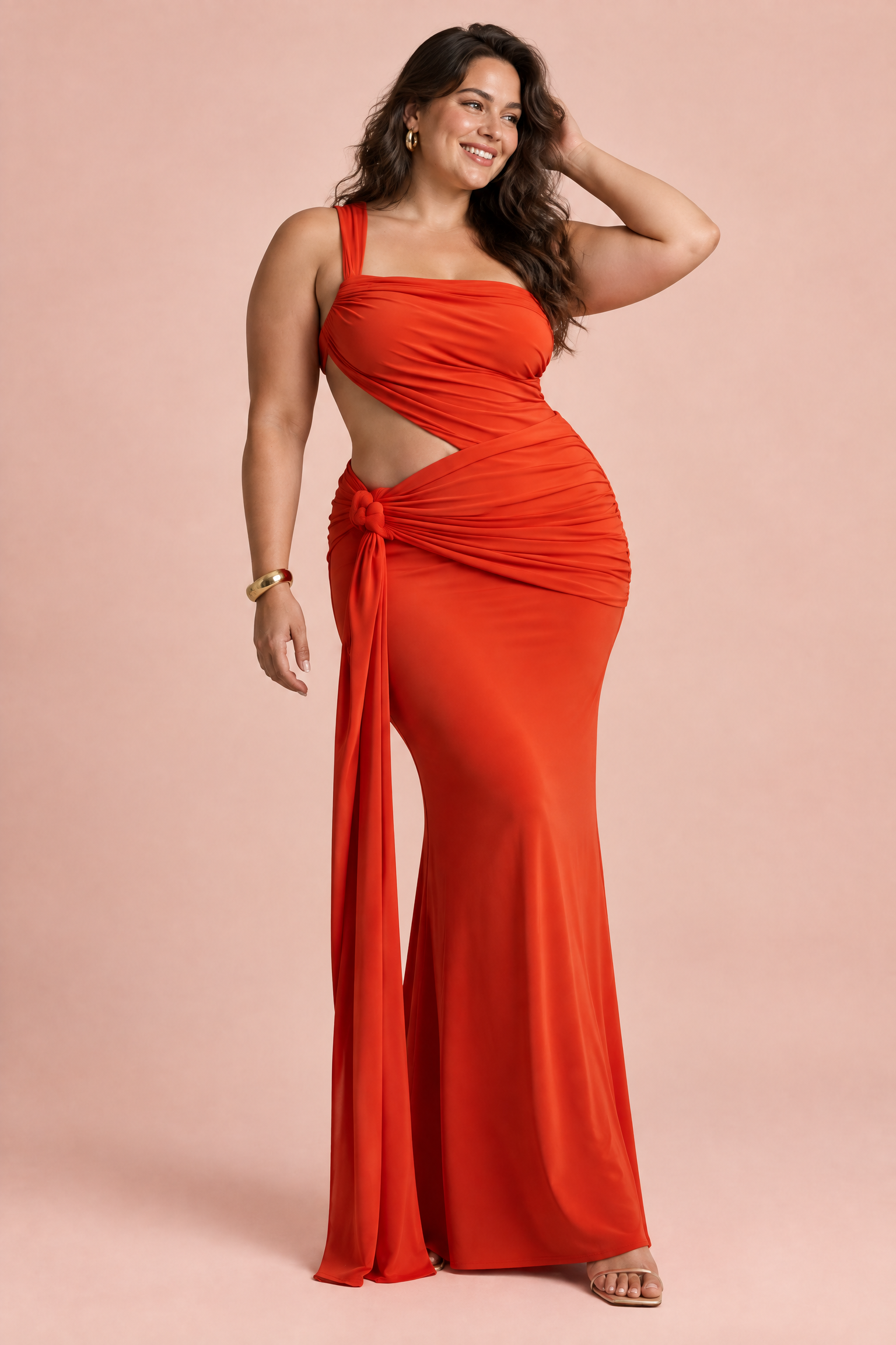 Robe asymétrique orange rouge à découpe | Porté sur une silhouette plus ronde | Lounelle Paris