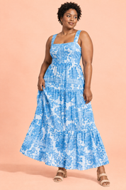 Robe midi bleue à imprimé porcelaine et encolure carrée | Porté sur une silhouette plus ronde | Lounelle Paris