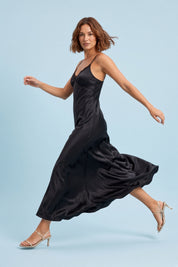Robe nuisette longue noire à dentelle | Vue en mouvement | Lounelle Paris